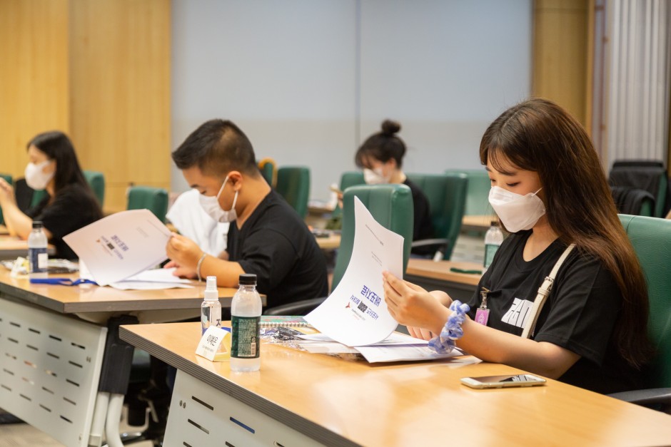 배포자료를 보고 있는 세미나 청소년들의 모습