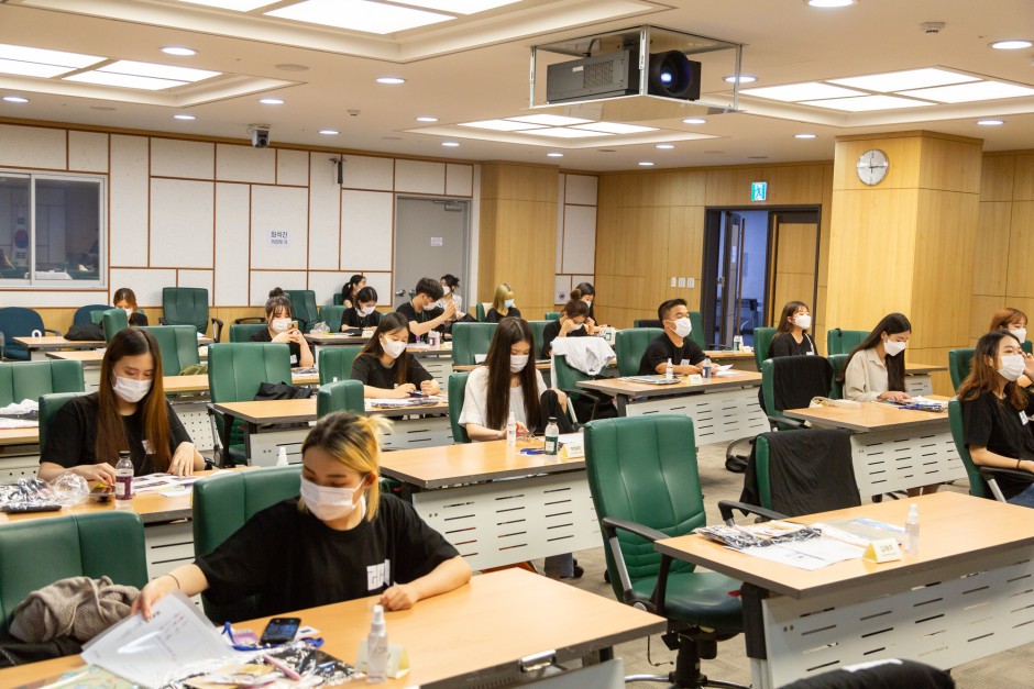 세미나에 임하고 있는 청소년들의 사진